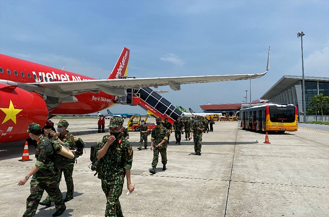 Vietjet vận chuyển hàng nghìn y bác sĩ, hàng triệu liều vaccine phòng dịch - Ảnh 2.