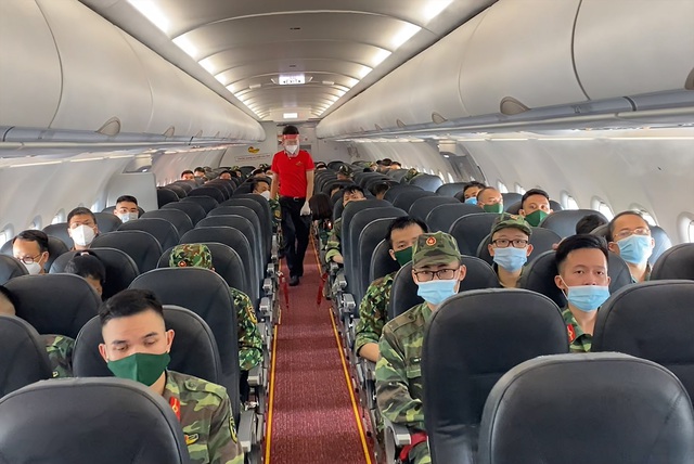 Vietjet vận chuyển hàng nghìn y bác sĩ, hàng triệu liều vaccine phòng dịch - Ảnh 3.