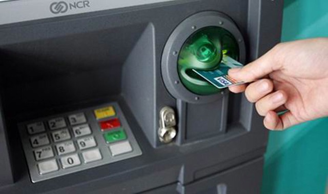 Ngân hàng đồng loạt miễn, giảm phí chuyển tiền online, rút tiền ATM - Ảnh 1.