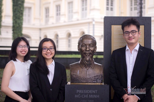 Nữ sinh được khắc tên lên bảng vàng ở trường phổ thông Singapore - Ảnh 2.