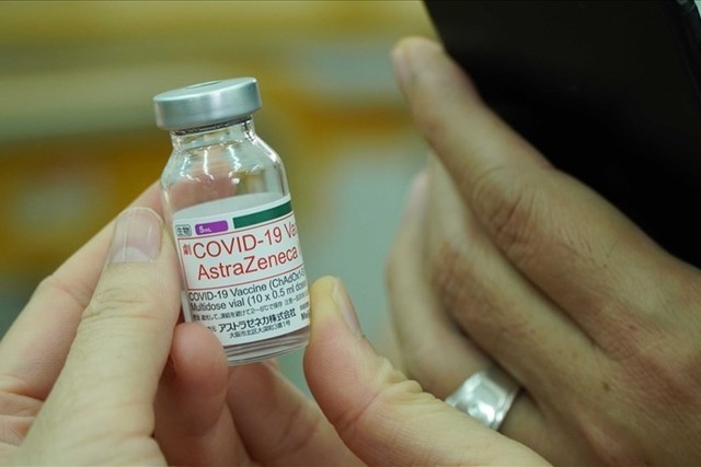 Sáng nay, TP.HCM nhận thêm 600.000 liều vaccine ngừa COVID-19 - Ảnh 2.