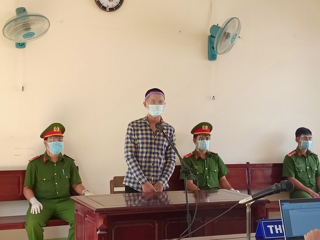  Tấn c&ocirc;ng lực lượng kiểm so&aacute;t dịch, 2 bị c&aacute;o l&atilde;nh tổng cộng 5 năm t&ugrave;  - Ảnh 2.