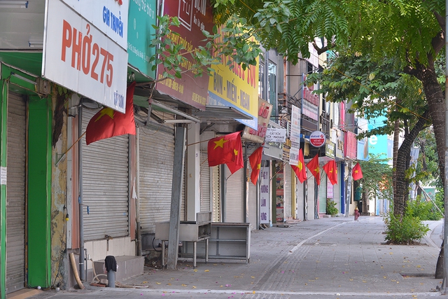 Đường phố Hà Nội vắng vẻ nhưng vẫn rực rỡ cờ đỏ sao vàng trong dịp Quốc khánh đặc biệt - Ảnh 1.