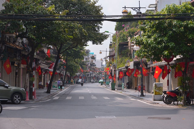 Đường phố Hà Nội vắng vẻ nhưng vẫn rực rỡ cờ đỏ sao vàng trong dịp Quốc khánh đặc biệt - Ảnh 6.