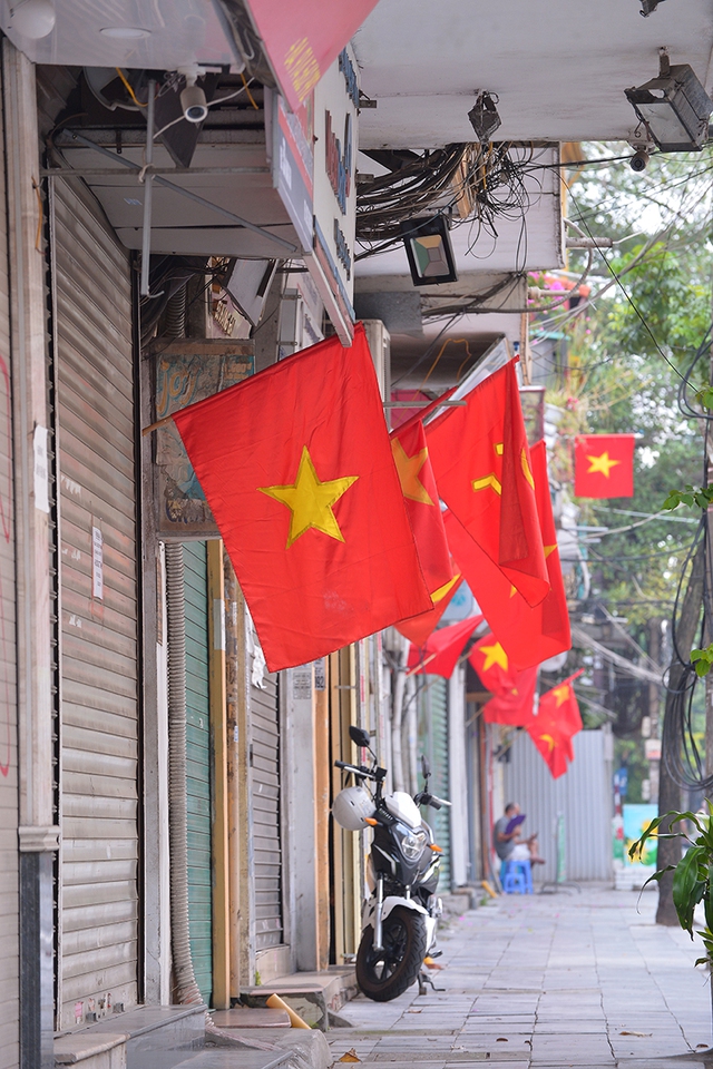 Đường phố Hà Nội vắng vẻ nhưng vẫn rực rỡ cờ đỏ sao vàng trong dịp Quốc khánh đặc biệt - Ảnh 10.