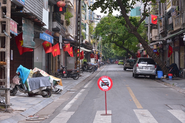 Đường phố Hà Nội vắng vẻ nhưng vẫn rực rỡ cờ đỏ sao vàng trong dịp Quốc khánh đặc biệt - Ảnh 9.