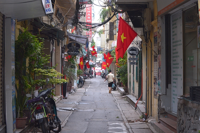 Đường phố Hà Nội vắng vẻ nhưng vẫn rực rỡ cờ đỏ sao vàng trong dịp Quốc khánh đặc biệt - Ảnh 11.