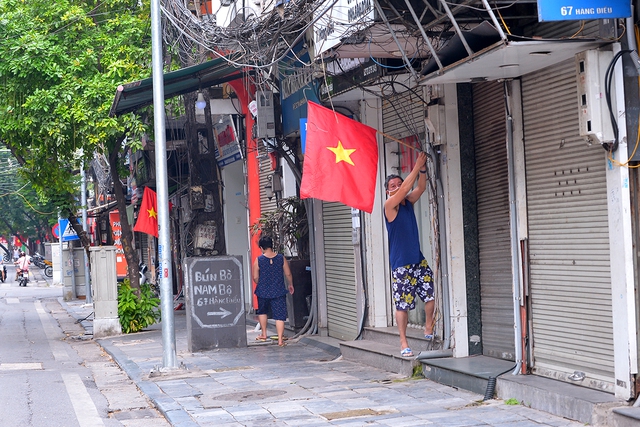 Đường phố Hà Nội vắng vẻ nhưng vẫn rực rỡ cờ đỏ sao vàng trong dịp Quốc khánh đặc biệt - Ảnh 15.