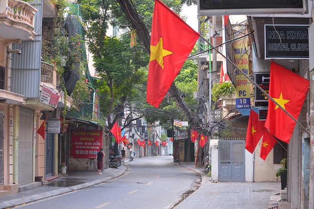 Đường phố Hà Nội vắng vẻ nhưng vẫn rực rỡ cờ đỏ sao vàng trong dịp Quốc khánh đặc biệt - Ảnh 12.