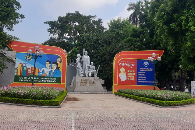 Đường phố Hà Nội vắng vẻ nhưng vẫn rực rỡ cờ đỏ sao vàng trong dịp Quốc khánh đặc biệt - Ảnh 3.