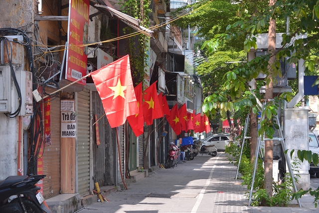 Đường phố Hà Nội vắng vẻ nhưng vẫn rực rỡ cờ đỏ sao vàng trong dịp Quốc khánh đặc biệt - Ảnh 2.