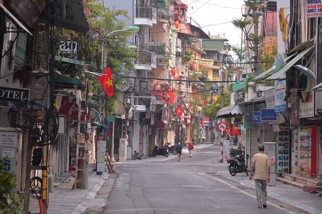Đường phố Hà Nội vắng vẻ nhưng vẫn rực rỡ cờ đỏ sao vàng trong dịp Quốc khánh đặc biệt - Ảnh 14.