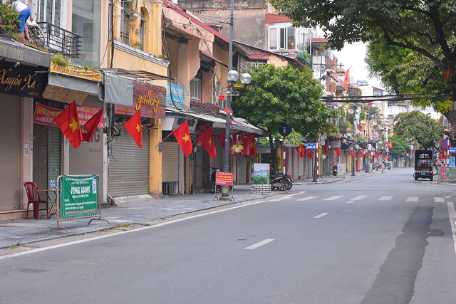 Đường phố Hà Nội vắng vẻ nhưng vẫn rực rỡ cờ đỏ sao vàng trong dịp Quốc khánh đặc biệt - Ảnh 5.