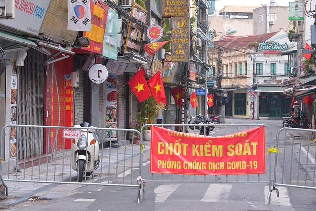Đường phố Hà Nội vắng vẻ nhưng vẫn rực rỡ cờ đỏ sao vàng trong dịp Quốc khánh đặc biệt - Ảnh 7.