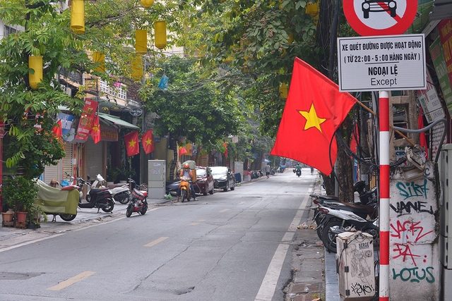 Đường phố Hà Nội vắng vẻ nhưng vẫn rực rỡ cờ đỏ sao vàng trong dịp Quốc khánh đặc biệt - Ảnh 8.