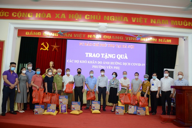 FC Báo chí Phú Thọ thăm, tặng quà cho lực lượng tuyến đầu và người dân có hoàn cảnh khó khăn trên địa bàn Hà Nội - Ảnh 2.