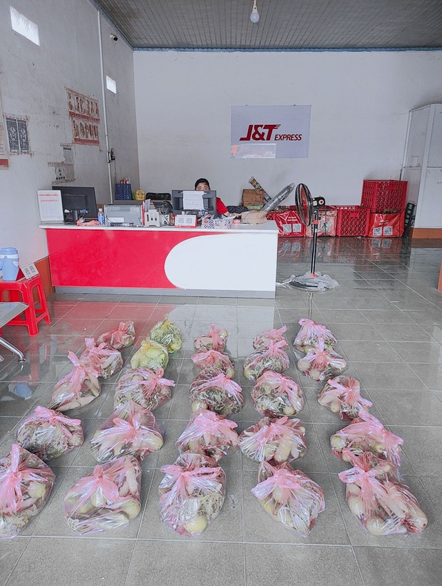J&T Express chung tay hỗ trợ người dân gặp khó do dịch tại Tây Ninh - Ảnh 1.