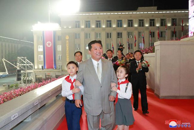 Ông Kim Jong-un lại xuất hiện với ngoại hình gây chú ý - Ảnh 3.