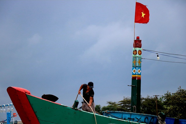 Ngư dân Thừa Thiên Huế kịp thu mẻ cá lớn, khẩn trương neo đậu tàu thuyền ứng phó với bão số 5 Conson - Ảnh 9.