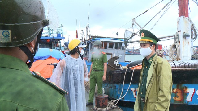 Ngư dân Thừa Thiên Huế kịp thu mẻ cá lớn, khẩn trương neo đậu tàu thuyền ứng phó với bão số 5 Conson - Ảnh 12.