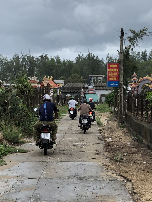 Công an Thừa Thiên Huế đưa người dân vùng nguy hiểm tới nơi an toàn tránh bão số 5 - Ảnh 4.