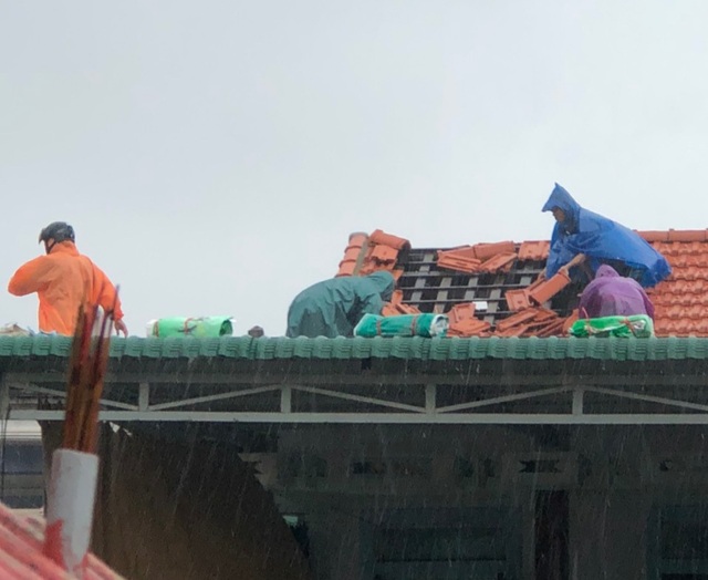 Hàng chục nhà dân ở Thừa Thiên Huế bị tốc mái do ảnh hưởng của bão số 5 Conson - Ảnh 4.