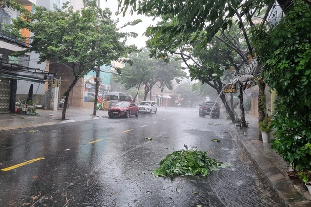 Thông tin mới nhất về bão số 5: Đà Nẵng, Hội An mưa rất to - Ảnh 3.