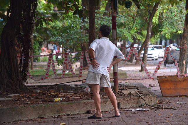 Hà Nội chưa hết giãn cách, người dân đã vô tư ra đường tập thể dục - Ảnh 2.