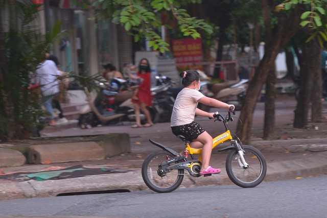 Hà Nội chưa hết giãn cách, người dân đã vô tư ra đường tập thể dục - Ảnh 5.