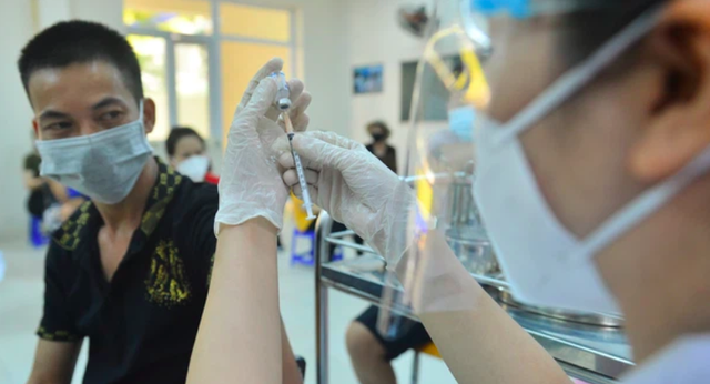 Tiêm mũi 1 vaccine COVID-19 ở Hà Nội, liệu có được tiêm mũi 2 ở tỉnh khác? - Ảnh 1.