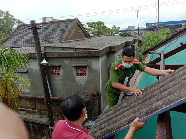 Xúc động hình ảnh nhân viên y tế vượt lũ lấy mẫu xét nghiệm cho người dân ở Thừa Thiên Huế - Ảnh 4.