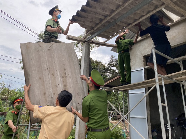 Xúc động hình ảnh nhân viên y tế vượt lũ lấy mẫu xét nghiệm cho người dân ở Thừa Thiên Huế - Ảnh 3.