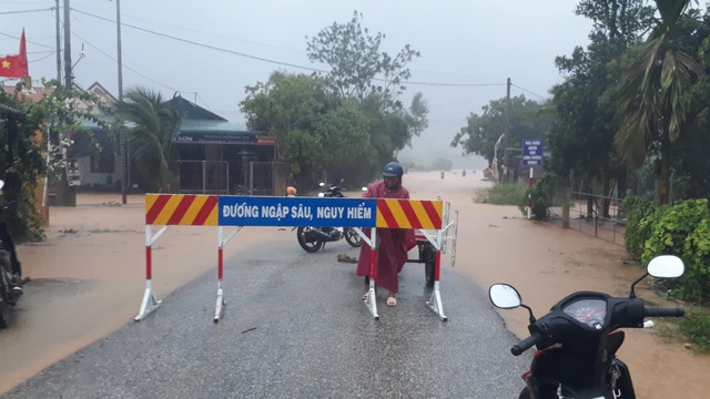 Xúc động hình ảnh nhân viên y tế vượt lũ lấy mẫu xét nghiệm cho người dân ở Thừa Thiên Huế - Ảnh 6.