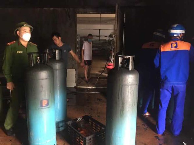 Nghệ An: Dập tắt đám cháy tại khu bếp phụ của khách sạn với nhiều bình gas công nghiệp - Ảnh 2.