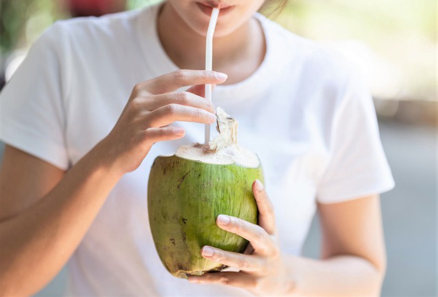 Nước dừa tốt cho sức khỏe nhưng uống nước dừa sau tiêm vaccine phòng COVID-19 cách này lại có hại - Ảnh 2.