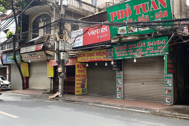 Hà Nội: Các chủ cửa hàng ăn uống than trời vì khó kinh doanh khi được mở bán mang về - Ảnh 4.