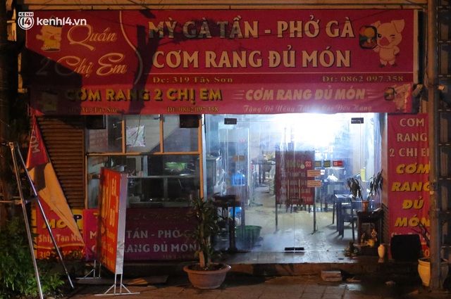 Người Hà Nội phấn khởi dọn dẹp hàng quán ngay trong đêm để mở cửa đón khách trở lại - Ảnh 15.