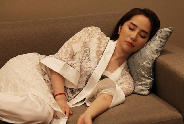 Thời trang đồ ngủ trên phim của Phương Oanh, Hồng Diễm cùng các nữ diễn viên - Ảnh 25.