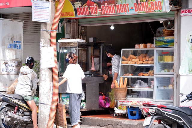 Hà Nội: Các chủ cửa hàng ăn uống than trời vì khó kinh doanh khi được mở bán mang về - Ảnh 2.