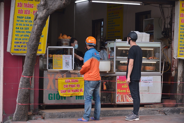 Hà Nội: Các chủ cửa hàng ăn uống than trời vì khó kinh doanh khi được mở bán mang về - Ảnh 3.