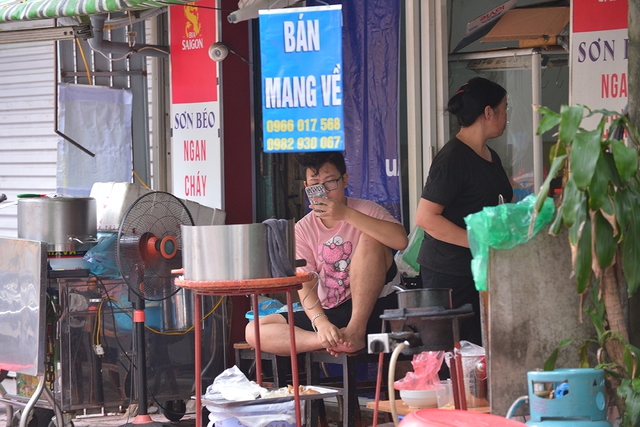 Hà Nội: Các chủ cửa hàng ăn uống than trời vì khó kinh doanh khi được mở bán mang về - Ảnh 8.
