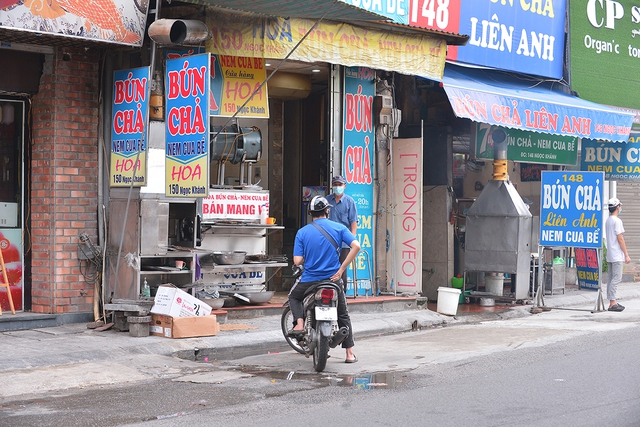 Hà Nội: Các chủ cửa hàng ăn uống than trời vì khó kinh doanh khi được mở bán mang về - Ảnh 1.