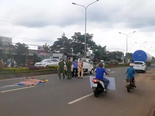  Người phụ nữ bị xe chở trụ điện gió tông chết thương tâm  - Ảnh 1.