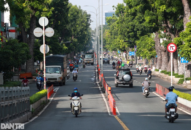 TPHCM sau gia hạn giãn cách: Chốt kiểm soát đông đúc, giao thông nhộn nhịp - Ảnh 4.