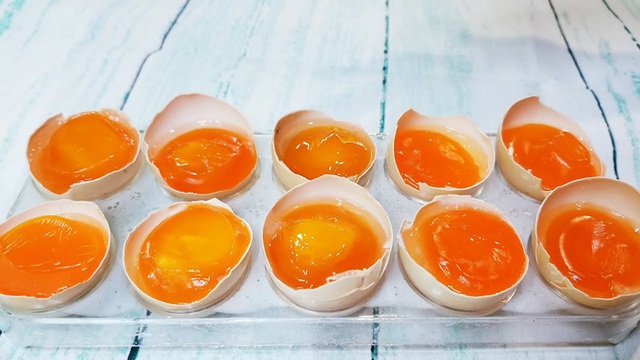 Cách làm trứng muối thần tốc: Bình thường cần ít nhất 4 tuần nhưng làm thế này thì chỉ 2 ngày là xong! - Ảnh 2.