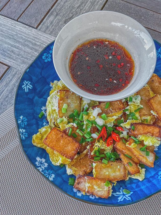 Lan Khuê làm bột chiên, bắp xào ăn vặt - Ảnh 2.