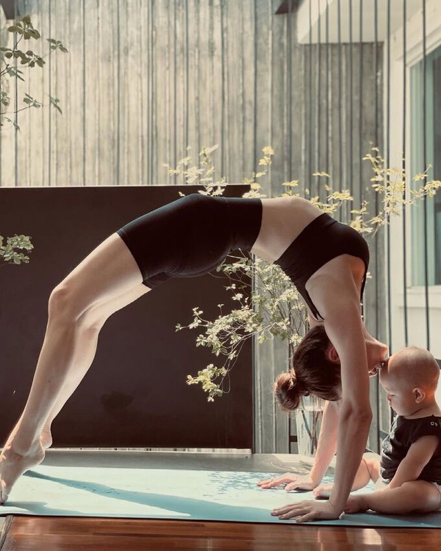 Hồ Ngọc Hà tập yoga để cơ thể, tâm trí bình an - Ảnh 1.