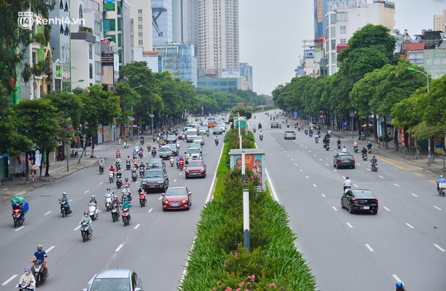 Đường phố Hà Nội đông nghịt sau khi dỡ bỏ toàn bộ chốt phân vùng, nới lỏng giãn cách xã hội - Ảnh 12.