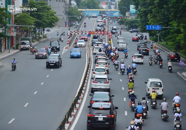 Đường phố Hà Nội đông nghịt sau khi dỡ bỏ toàn bộ chốt phân vùng, nới lỏng giãn cách xã hội - Ảnh 6.