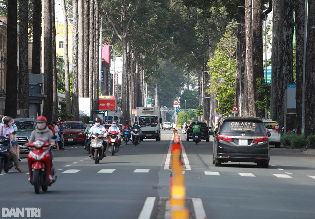 TPHCM sau gia hạn giãn cách: Chốt kiểm soát đông đúc, giao thông nhộn nhịp - Ảnh 10.